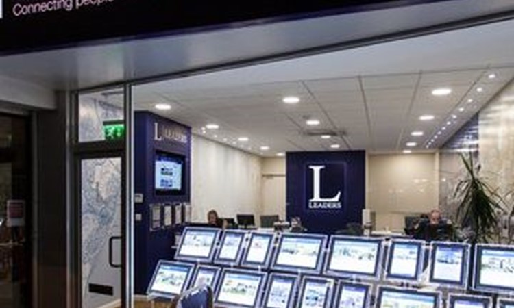Why You Should Use LED Window Displays in the Winter Months