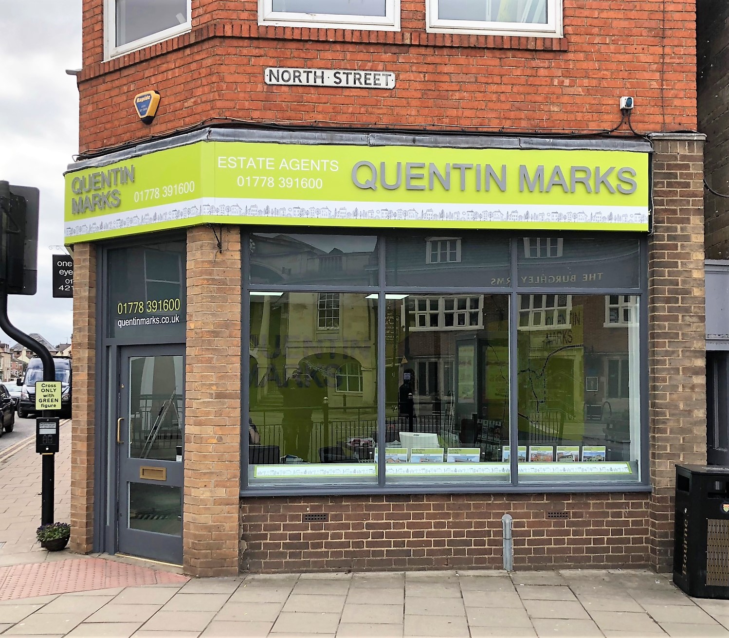 How Estate Agent Boards Strengthen Local Market Authority